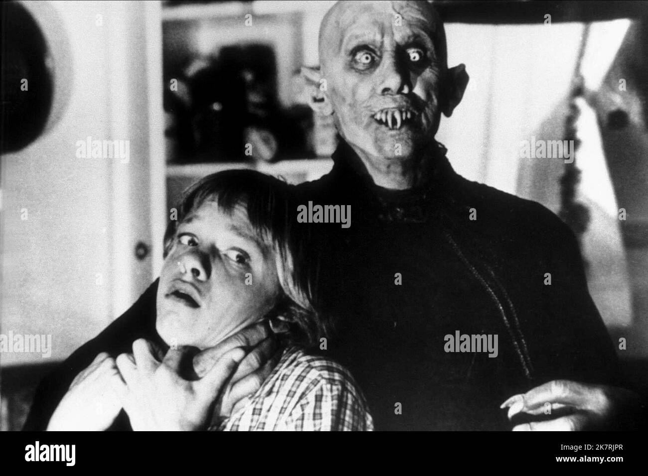 Lance Kerwin & Reggie Nalder Film: Salem'S Lot (TV-Film) Charaktere: Mark Petrie & USA 1979, / Literaturfilmung (nach dem Buch von Stephen King) / Titel auch: 'Der Schracken im Marsten-Haus' Regie: Tobe Hooper 17 November 1979 **WARNUNG** Dieses Foto ist nur für den redaktionellen Gebrauch bestimmt und unterliegt dem Copyright von WARNER BROS. DAS FERNSEHEN und/oder der Fotograf, der vom Film- oder Produktionsunternehmen beauftragt wurde und nur durch Publikationen im Zusammenhang mit der Bewerbung des oben genannten Films reproduziert werden kann. Eine obligatorische Gutschrift an WARNER BROS. FERNSEHER ist erforderlich. Der Fotograf sollte auch credi sein Stockfoto