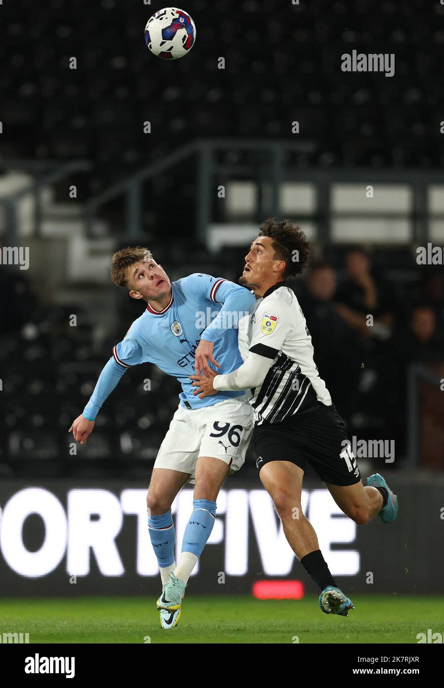 Derby, England, 18.. Oktober 2022. Haydon Roberts von Derby County (R) fordert Ben Knight von Manchester City während des Papa Johns Trophy-Spiels im Pride Park Stadium, Derby. Bildnachweis sollte lauten: Darren Staples / Sportimage Stockfoto