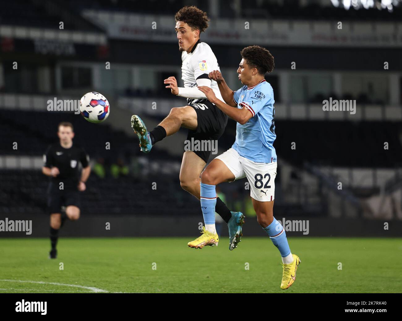 Derby, England, 18.. Oktober 2022. Rico Lewis von Manchester City fordert Haydon Roberts von Derby County (L) während des Papa Johns Trophy-Spiels im Pride Park Stadium, Derby. Bildnachweis sollte lauten: Darren Staples / Sportimage Stockfoto