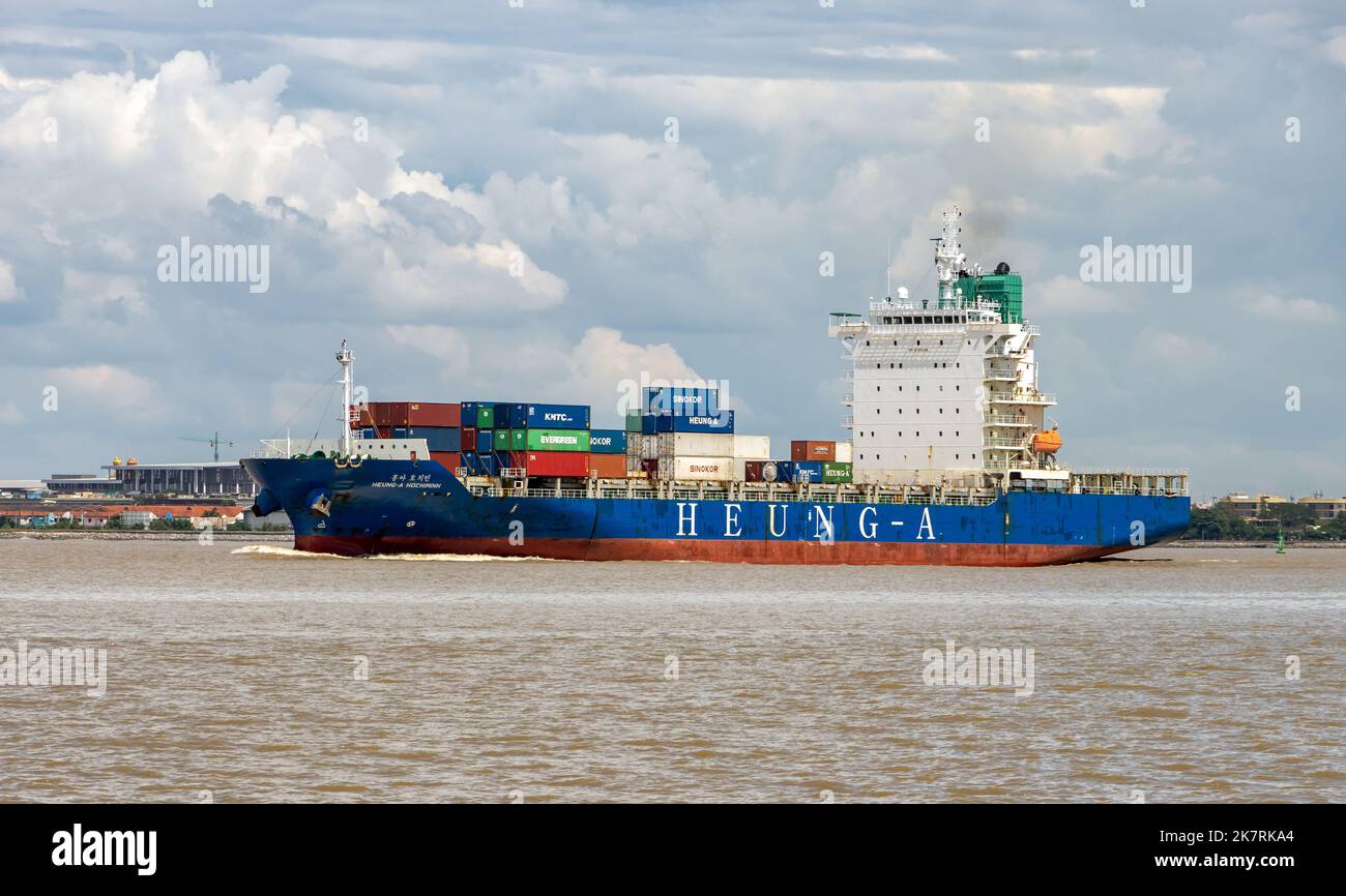 SAMUT PRAKAN, THAILAND, OCT 07 2022, das Containerschiff HEUNG Ein HOCHIMINH, beladen mit Containern, gelangt in den Chao Phraya River Stockfoto