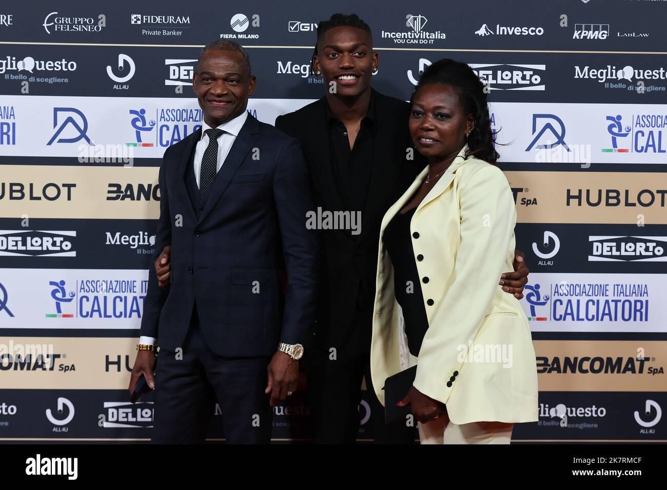 Mailand, Italien. 17. Oktober 2022. Rafel Leao (Mailand) mit seinen Eltern während der Gran Gala del Calcio AIC 2022 auf der Rho Fiera Milano, Mailand. (Foto: Fabrizio Carabelli/SOPA Images/Sipa USA) Quelle: SIPA USA/Alamy Live News Stockfoto