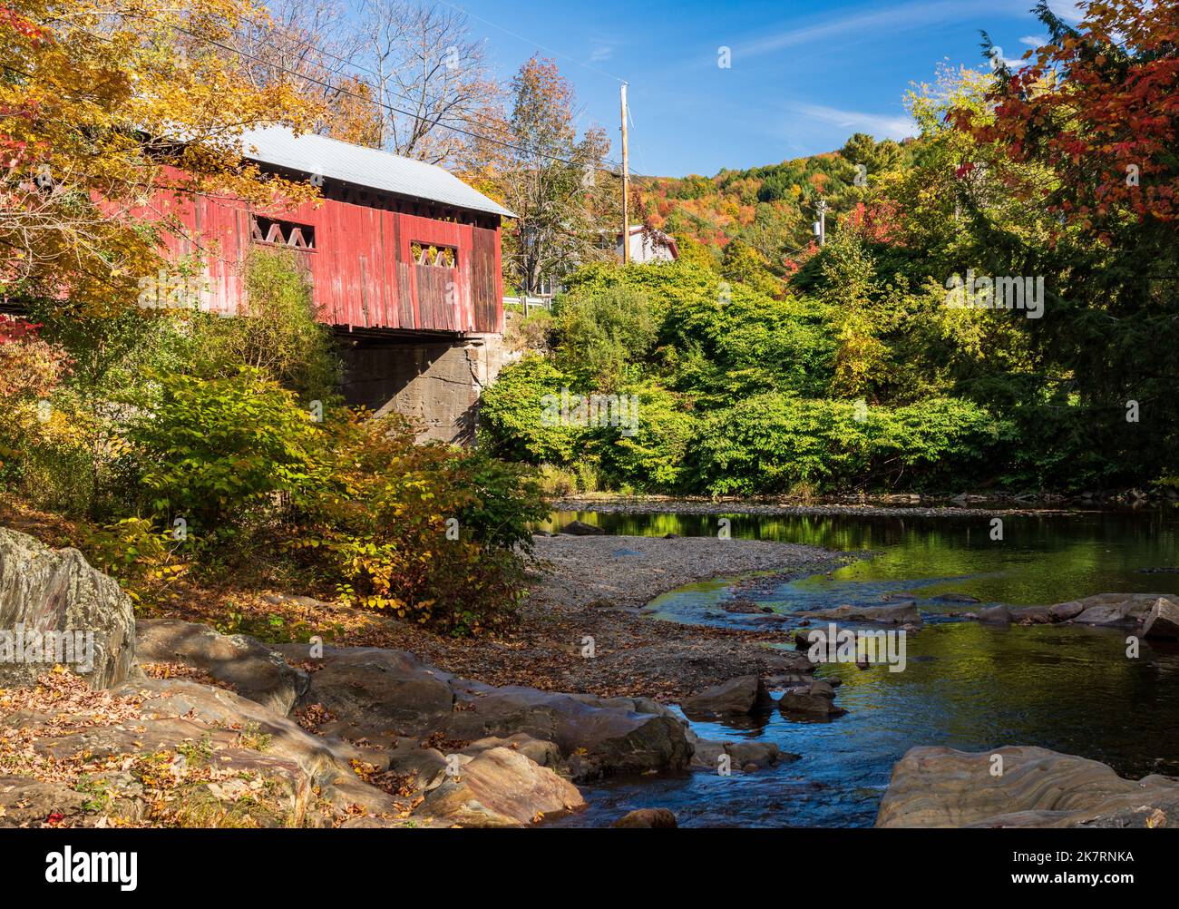 Seitenansicht der Lower Covered Bridge in Northfield Falls in Vermont im Herbst Stockfoto