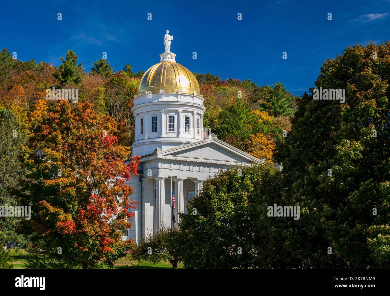 Blattgold-Kuppel des Kapitolgebäudes des Vermont State House in Montpelier, Vermont. Brillante Herbstfarben umgeben das Gebäude Stockfoto
