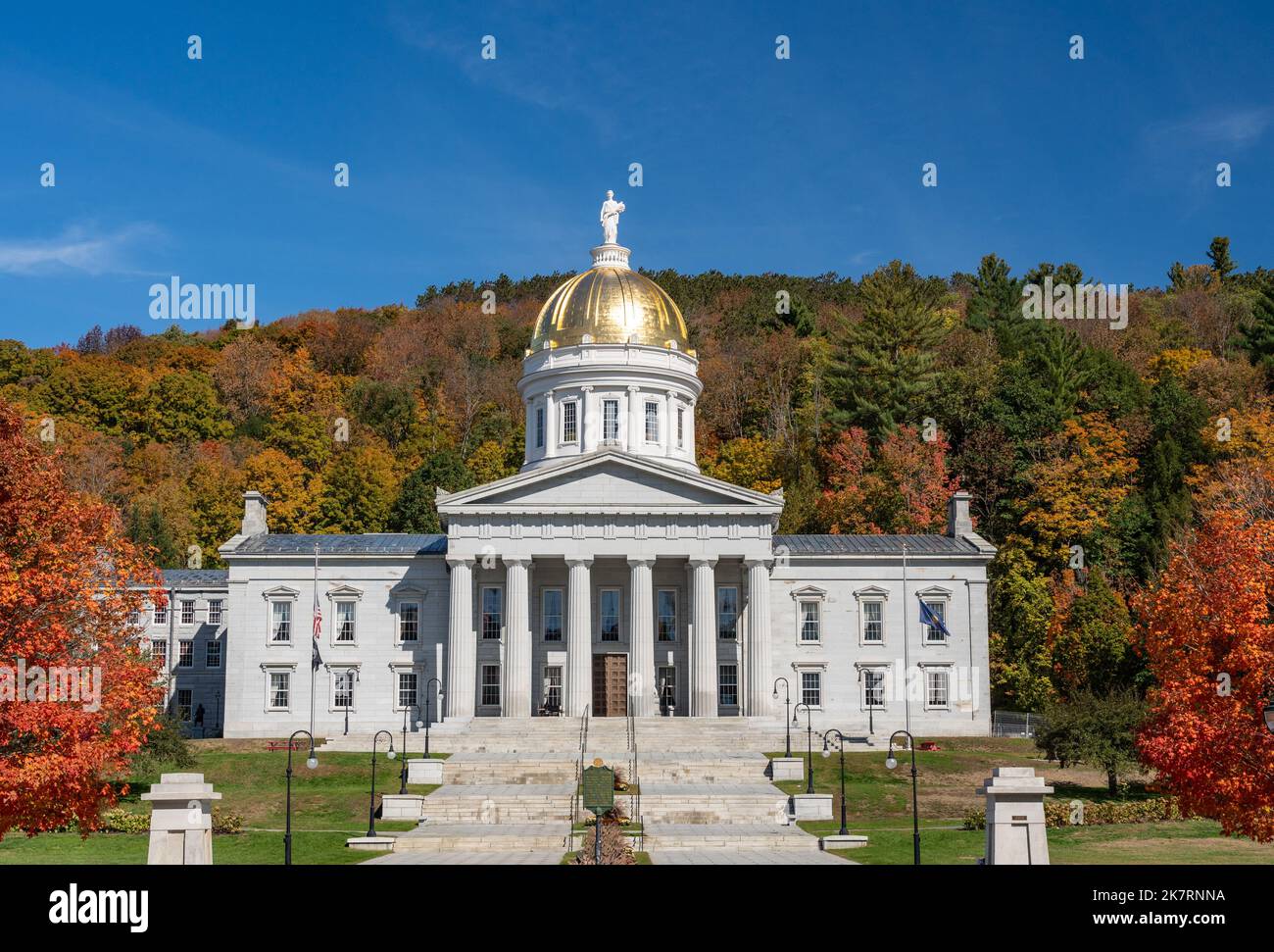 Blattgold-Kuppel des Kapitolgebäudes des Vermont State House in Montpelier, Vermont. Brillante Herbstfarben umgeben das Gebäude Stockfoto