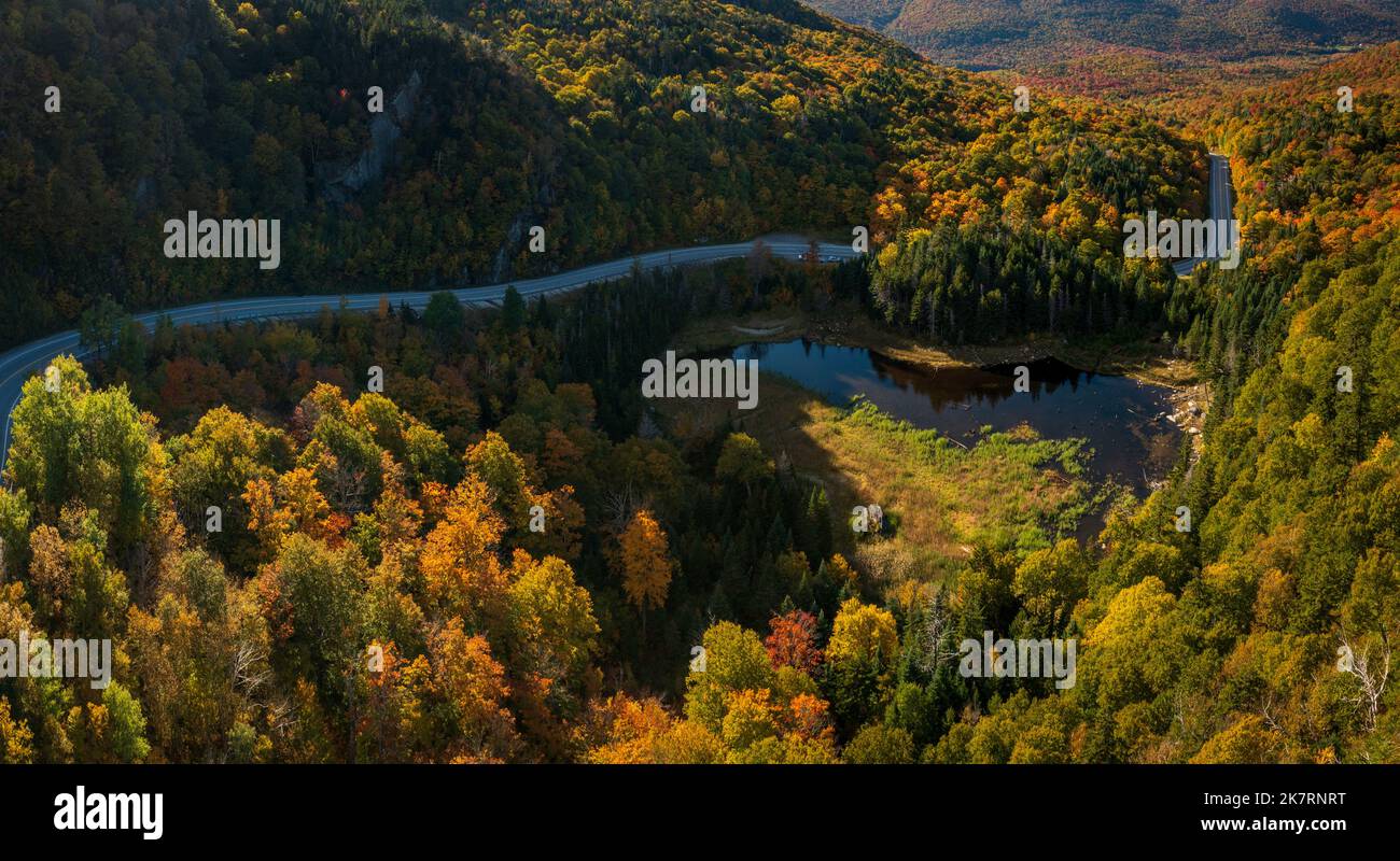 Luftaufnahme der Appalachian Gap Road oder der Route 17 zwischen Vergennes und Waitsfield in Vermont im Herbst Stockfoto