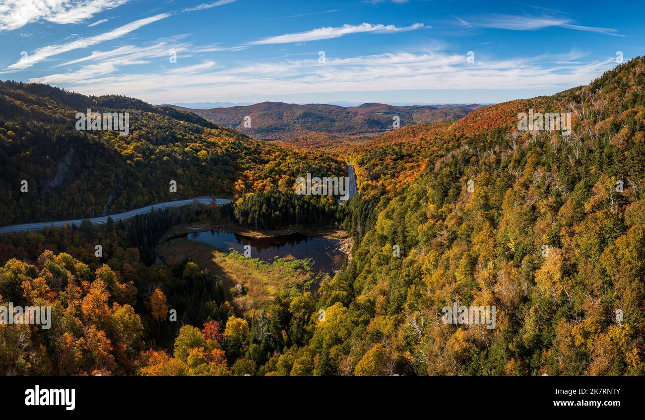 Luftaufnahme der Appalachian Gap Road oder der Route 17 zwischen Vergennes und Waitsfield in Vermont im Herbst Stockfoto