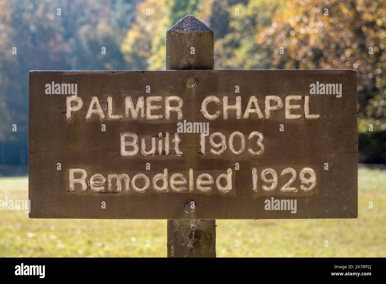 Holzschild auf dem Pfosten für die Palmer Kapelle, die 1903 im Cataloochee Valley erbaut wurde. Stockfoto