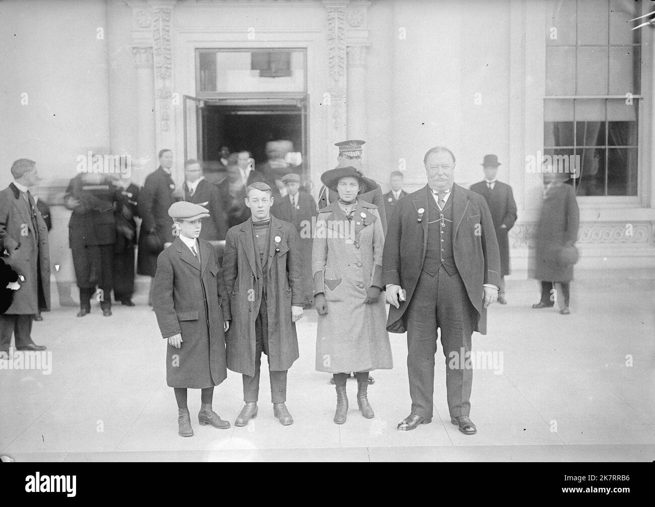 Präsident William Taft, seine Frau Helen und ihre beiden Söhne Robert und Charles. Der älteste Sohn wurde 1897 geboren, daher schätzte ich dieses Foto auf etwa 1911-192 Stockfoto