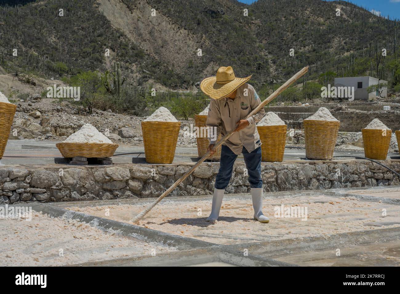 Ein Mann arbeitet in den Salzbecken bei einem Salzbergbau in Zapotitlan de las Salinas, im Bundesstaat Puebla, Mexiko. Stockfoto