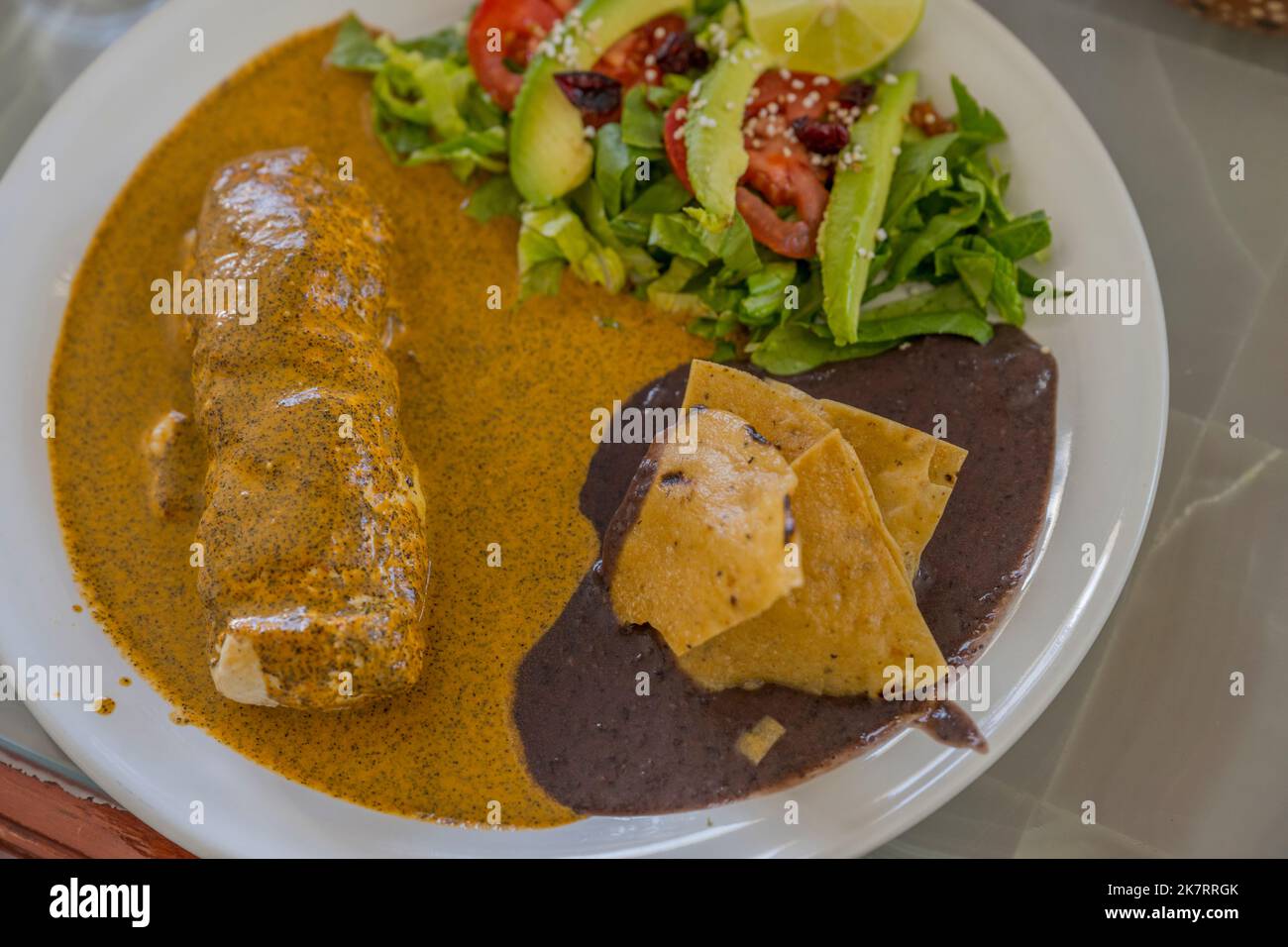 Ein lokales Gericht mit Huhn in einem Restaurant in Zapotitlan de las Salinas, im Bundesstaat Puebla, Mexiko. Stockfoto