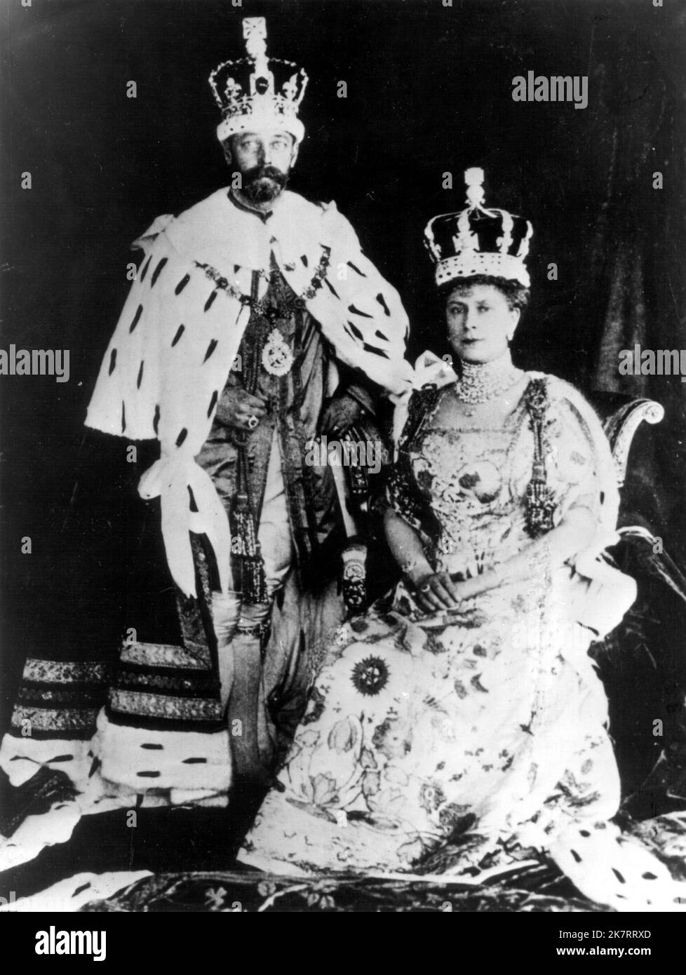 22. Juni 1911, London, England: KING GEORGE V, 45, (geb.: 3. Juni 1865, Marlborough House, London) und KÖNIGIN MARY OF TECK, 44, (geb.: 26. Mai 1867, Kensington Palace, London) bei ihrer Krönung als König und Königin des Vereinigten Königreichs und der britischen Dominions sowie als Kaiser und Kaiserin von Indien fand am Donnerstag in Westminster Abbey statt. Dies war das letzte, an dem königliche Vertreter der großen Kontinentalreiche Europas teilnahmen. George V war der erste britische Monarch, der zum House of Windsor gehörte, das er aus dem britischen Zweig des deutschen House of Saxe-Coburg and Go schuf Stockfoto