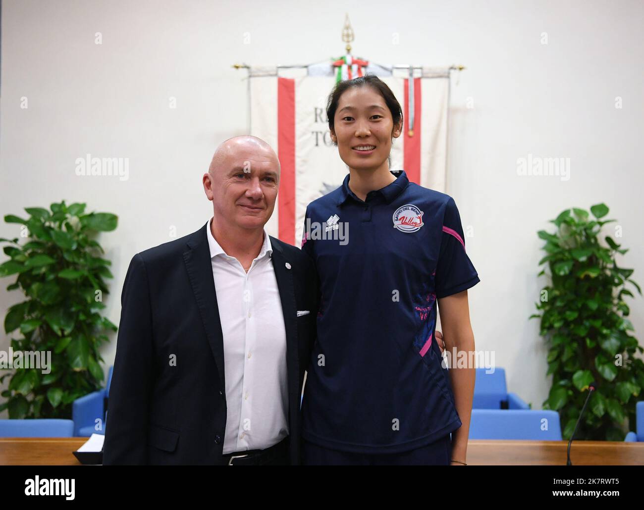 Florenz, Italien. 18. Oktober 2022. Der chinesische Volleyballspieler Zhu Ting (R) posiert mit dem Cheftrainer Massimo Barbolini von Savino Del Bene Scandicci während einer Pressekonferenz am 18. Oktober 2022 in Florenz, Italien. Der italienische Volleyballclub Savino Del Bene Scandicci gab hier am Dienstag bekannt, dass der Chinese spiker Zhu Ting in der Saison 2022-23 das Hemd Nr. 4 tragen und für das Team spielen wird. Quelle: Jin Mamengni/Xinhua/Alamy Live News Stockfoto