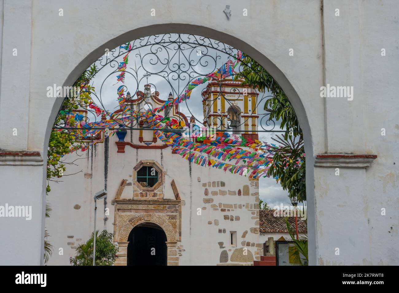 Die Kirche Preciosa Sangre de Cristo in Teotitlan del Valle, einer kleinen Stadt in der Region Valles Centrales nea, wurde für eine Fiesta mit Papel picados dekoriert Stockfoto