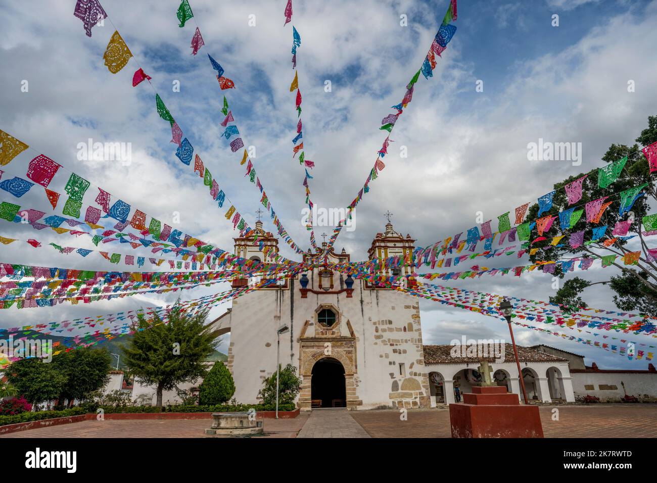 Die Kirche Preciosa Sangre de Cristo in Teotitlan del Valle, einer kleinen Stadt in der Region Valles Centrales nea, wurde für eine Fiesta mit Papel picados dekoriert Stockfoto