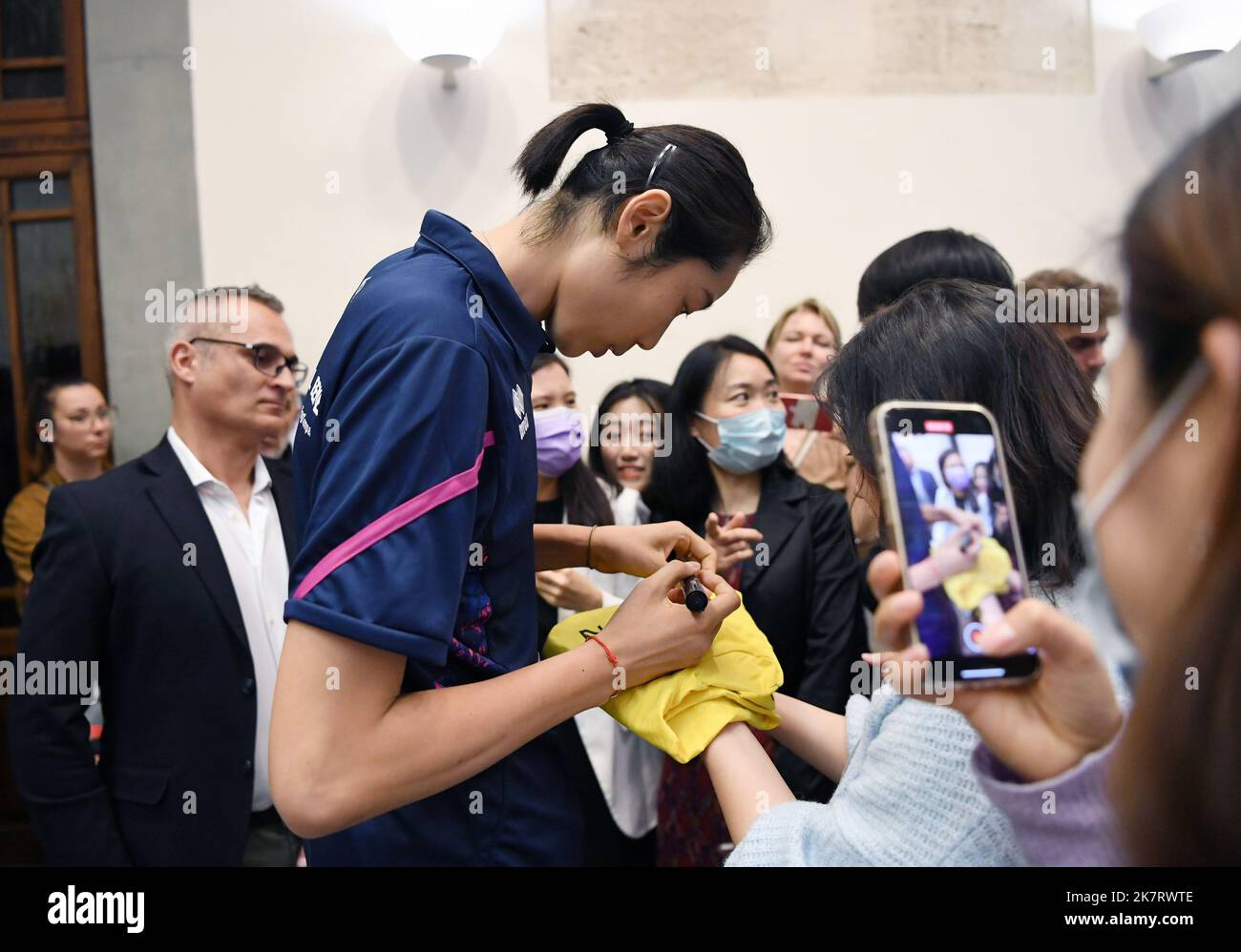 Florenz, Italien. 18. Oktober 2022. Der chinesische Volleyballspieler Zhu Ting signiert Autogramme für Fans nach einer Pressekonferenz in Florenz, Italien, am 18. Oktober 2022. Der italienische Volleyballclub Savino Del Bene Scandicci gab hier am Dienstag bekannt, dass der Chinese spiker Zhu Ting in der Saison 2022-23 das Hemd Nr. 4 tragen und für das Team spielen wird. Quelle: Jin Mamengni/Xinhua/Alamy Live News Stockfoto