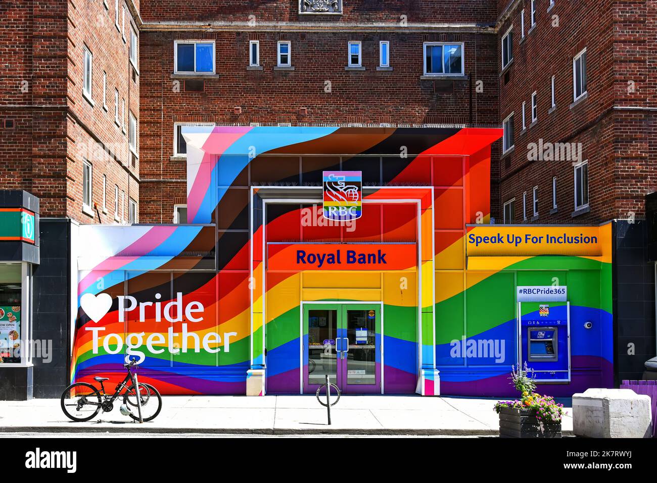 Toronto, Kanada - 12. August 2022: Royal Bank in Regenbogenfarben auf der Church Street, einem LGBT-orientierten Gebiet in Toronto. Die Royal Bank ist eine von ca. Stockfoto