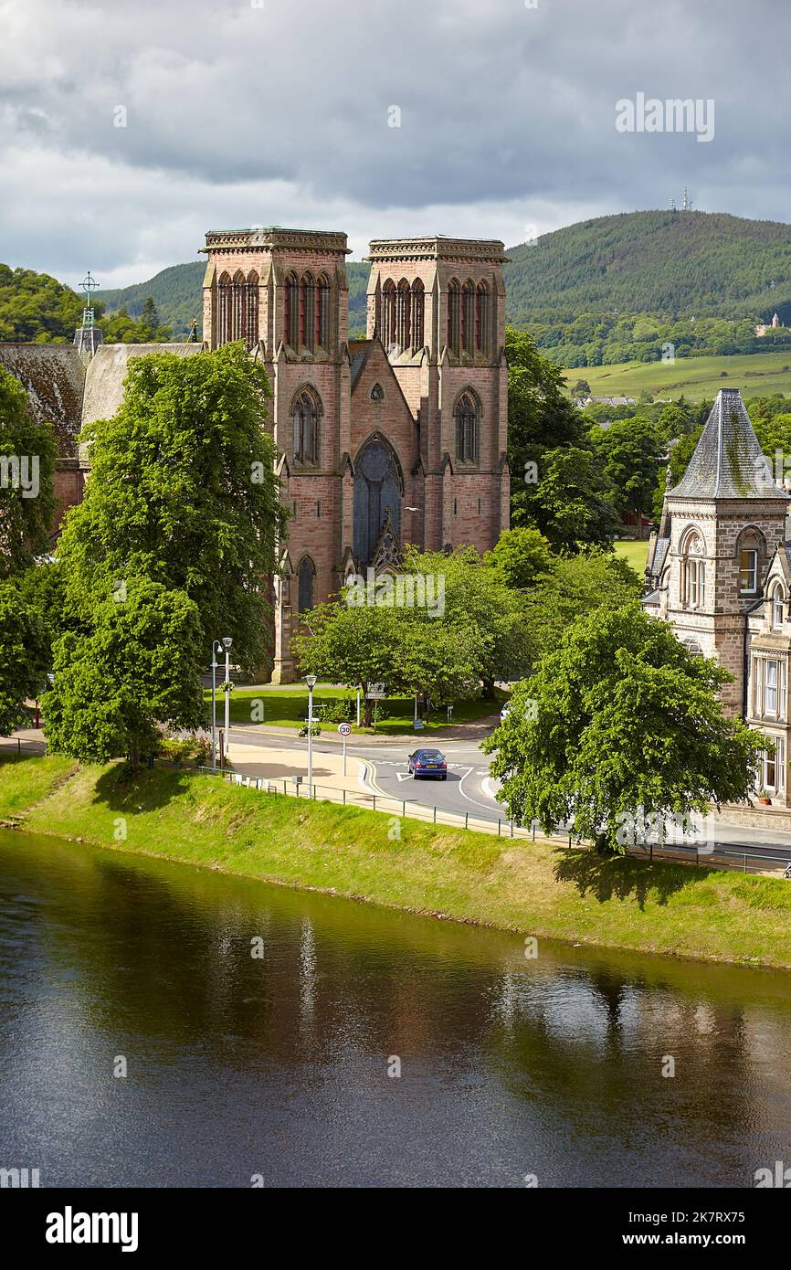 Der Blick auf die Inverness Cathedral (Cathedral Church of Saint Andrew), die sich am Ufer des Flusses Ness befindet. Inverness. Schottland. Vereinigtes Königreich Stockfoto