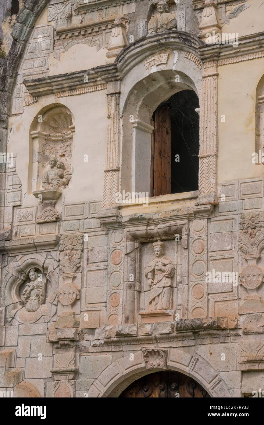 Detail der Fassade der kolonialen Santa Catarina Lachatao Kirche (Ende 16./Anfang 17. Jahrhundert) im ehemaligen Bergbaudorf Lachatao, im Si Stockfoto