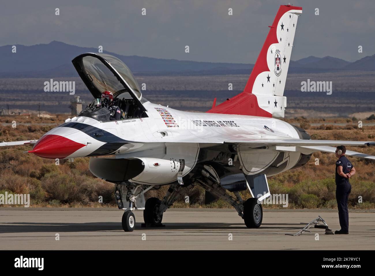Edwards Air Force Base, California / USA - 15. Oktober 2022: Der United States Air Force USAF Thunderbirds Flight Team #1 Commander/Leader Jet wird gezeigt. Stockfoto