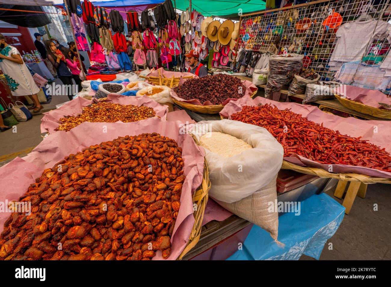 Getrocknete Chilischoten zum Verkauf auf dem wöchentlichen indigenen Markt in der kleinen Stadt Zaachila in der Nähe von Oaxaca-Stadt, Mexiko. Stockfoto