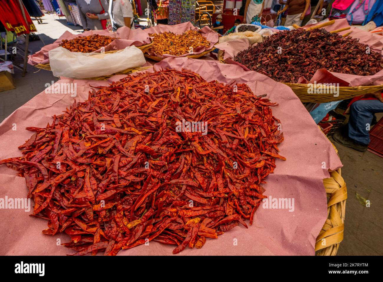 Getrocknete Chilischoten zum Verkauf auf dem wöchentlichen indigenen Markt in der kleinen Stadt Zaachila in der Nähe von Oaxaca-Stadt, Mexiko. Stockfoto