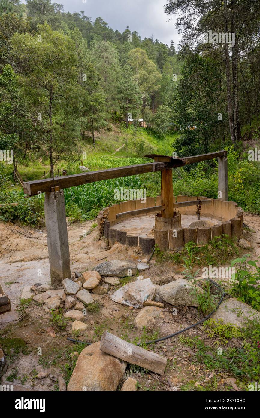 Altes, wasserbetriebenes Rad, das in der Nähe des mixtekischen Dorfes San Jose Contreras in der Nähe von Oaxaca, Mexiko, zum Zerkleinern von Steinen verwendet wurde, um Gold zu gewinnen. Stockfoto