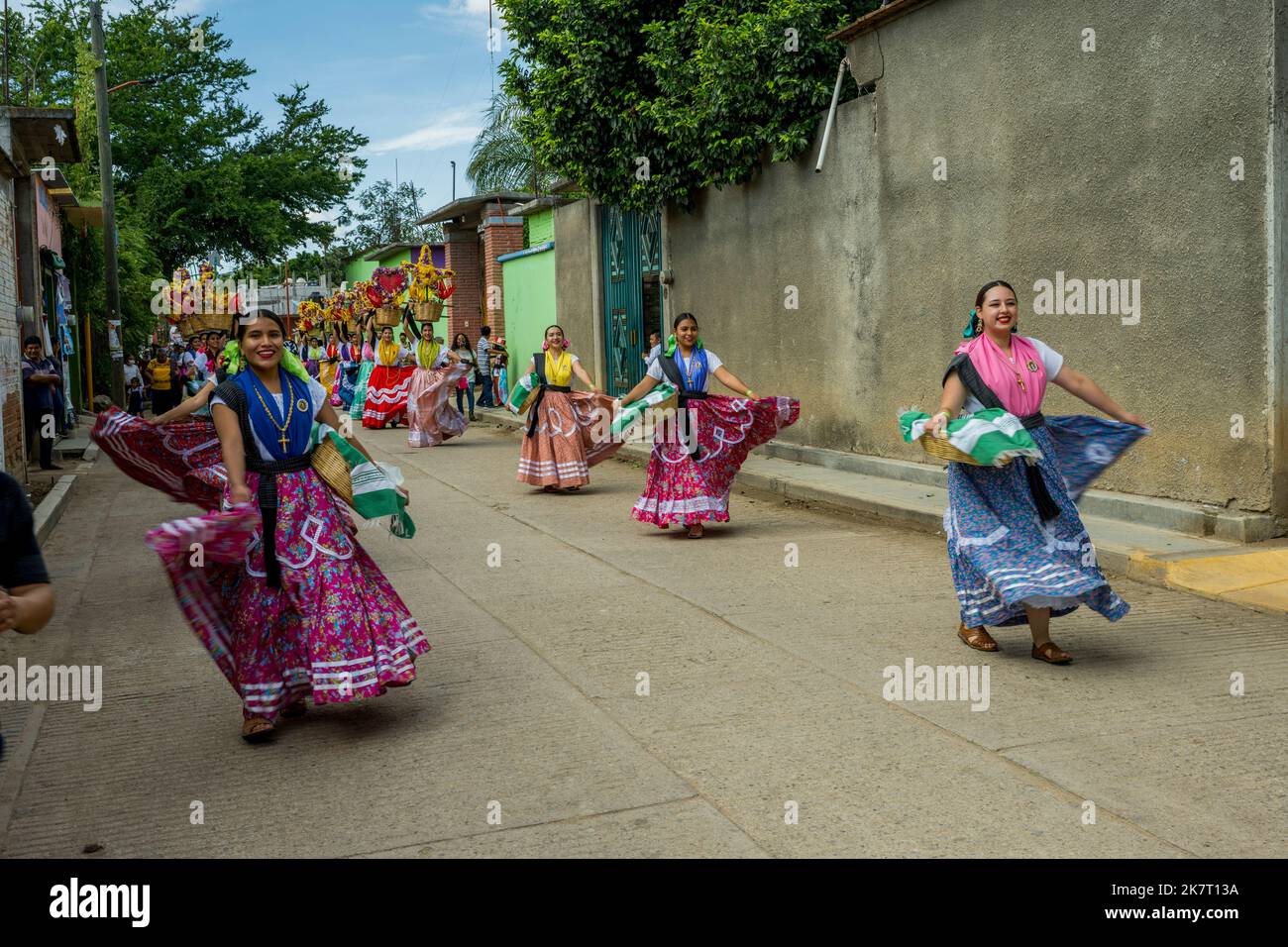 Die Parade der Delegationen nach Guelaguetza in den Straßen von San Antonino Castillo Velasco in der Nähe von Oaxaca, Mexiko. Stockfoto