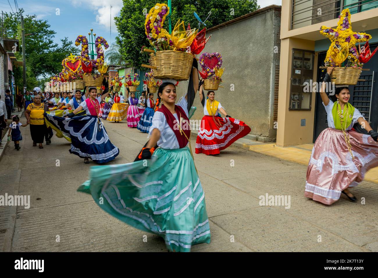 Die Parade der Delegationen nach Guelaguetza in den Straßen von San Antonino Castillo Velasco in der Nähe von Oaxaca, Mexiko. Stockfoto