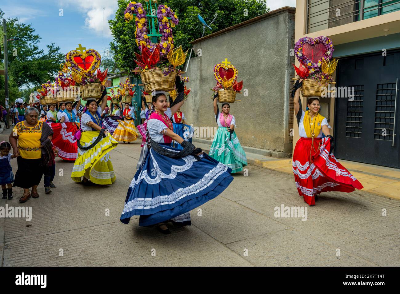 Die Parade der Delegationen nach Guelaguetza in den Straßen von San Antonino Castillo Velasco in der Nähe von Oaxaca, Mexiko. Stockfoto