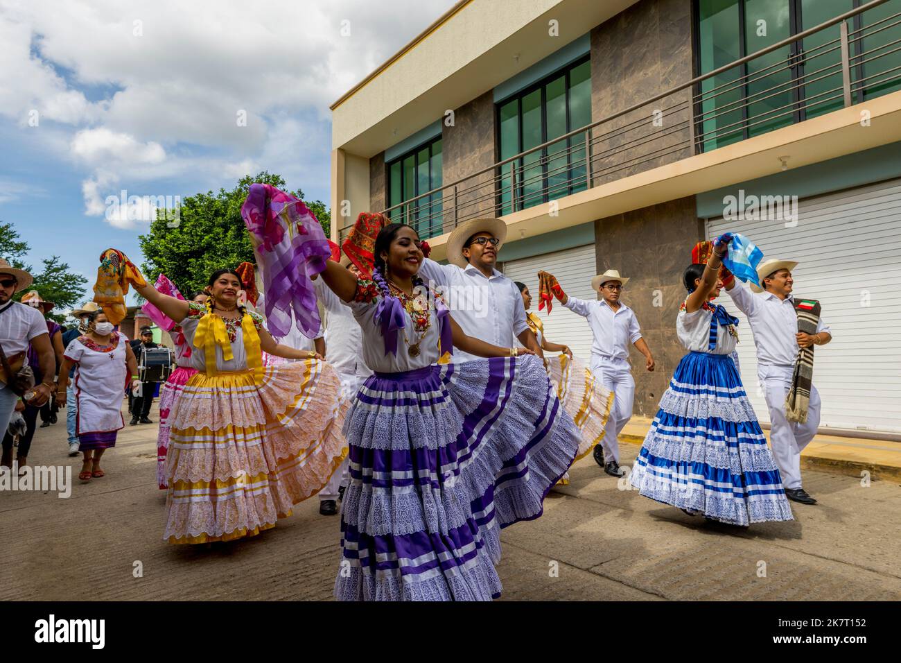 Die Parade der Delegationen nach Guelaguetza in den Straßen von San Antonino Castillo Velasco in der Nähe von Oaxaca, Mexiko. Stockfoto