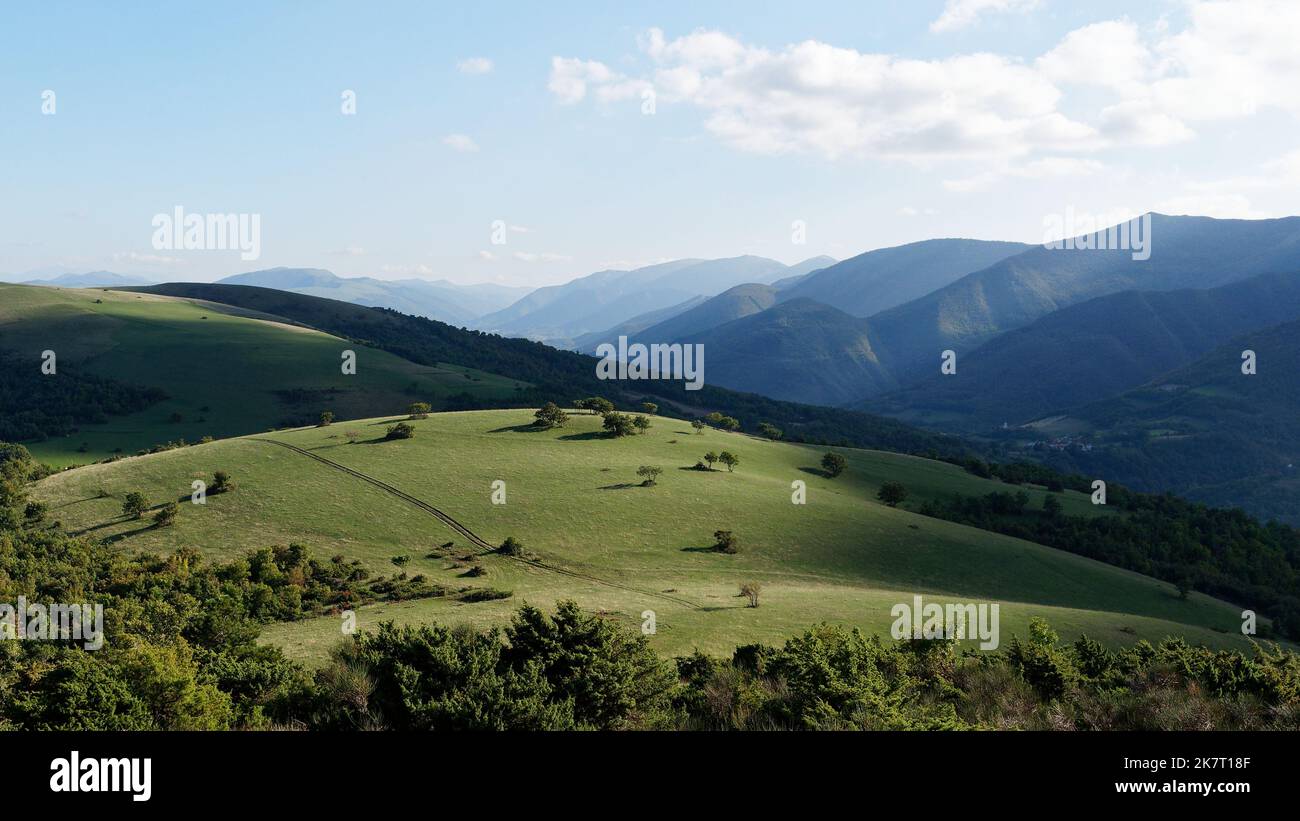Auf dem Hügel von Miesola in der Nähe des Dorfes Coccore, Region Le Marche, Italien Stockfoto