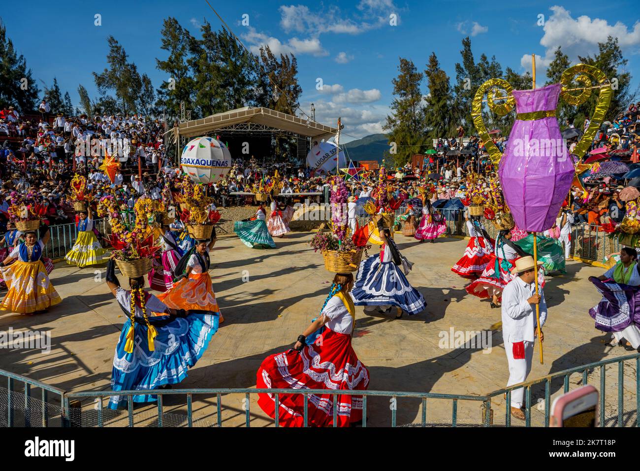 Tänzer treten in der Guelaguetza in der Arena von San Antonino Castillo Velasco in der Nähe von Oaxaca, Mexiko, auf. Stockfoto