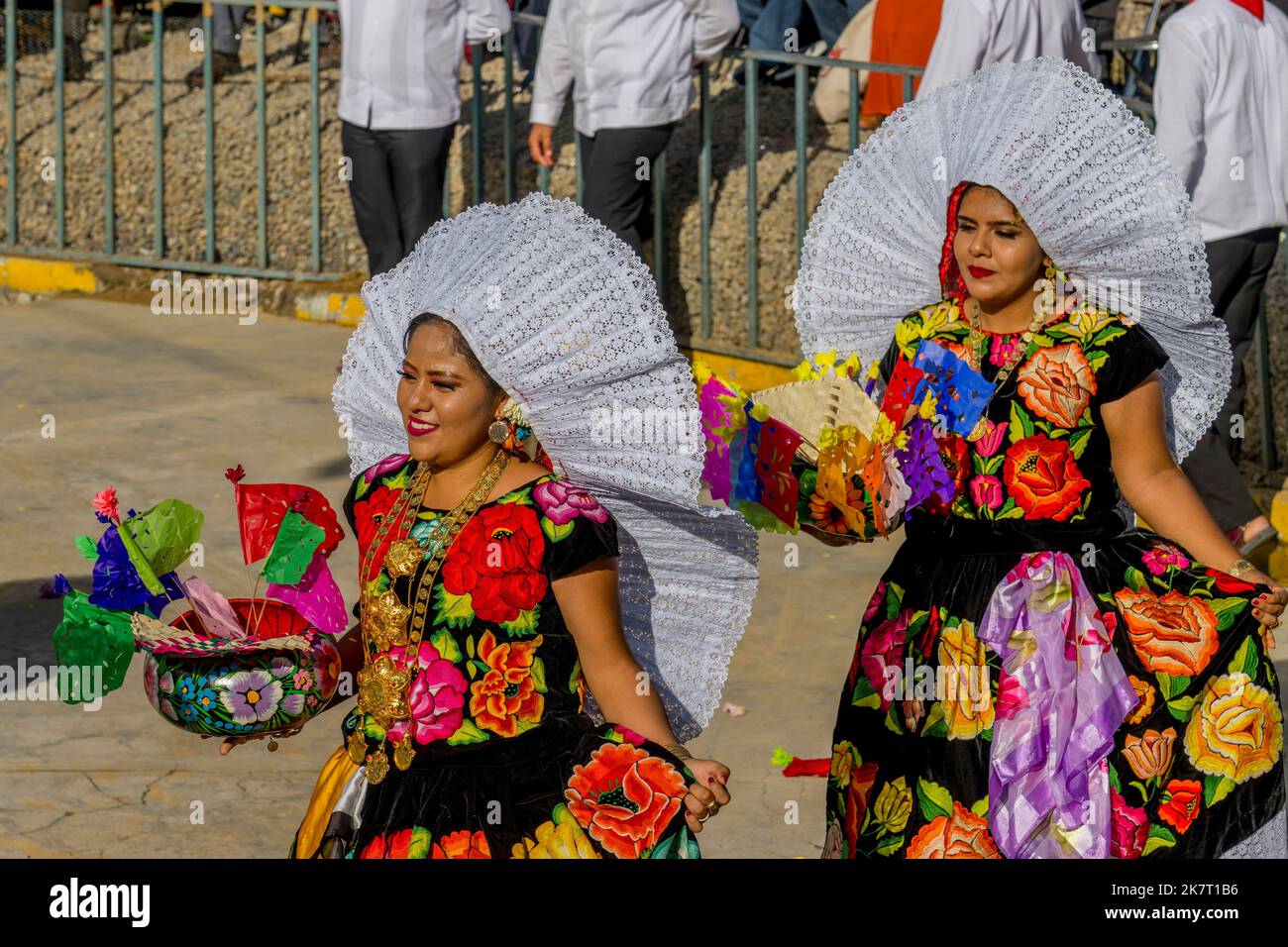 Tänzer treten in der Guelaguetza in der Arena von San Antonino Castillo Velasco in der Nähe von Oaxaca, Mexiko, auf. Stockfoto