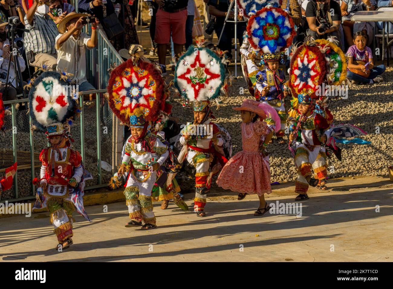 Kinder (ca. 4-6 Jahre alt) tanzen während der Feierlichkeiten in Guelaguetza in der Arena von San Antonino Castillo Velasco in der Nähe von Oaxaca, Mexiko. Stockfoto