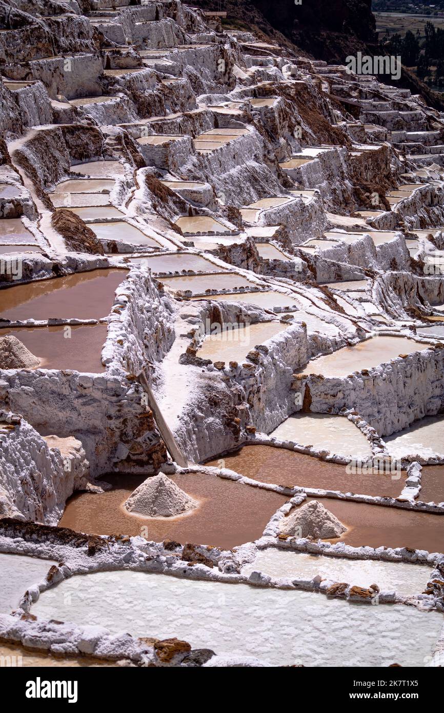 Die Salzminen von Maras sind ein inkaanischer Schatz, der im Heiligen Tal von Peru begraben liegt. Es ist im Besitz von reinen incan Familien und bietet weltberühmtes Salz. Stockfoto