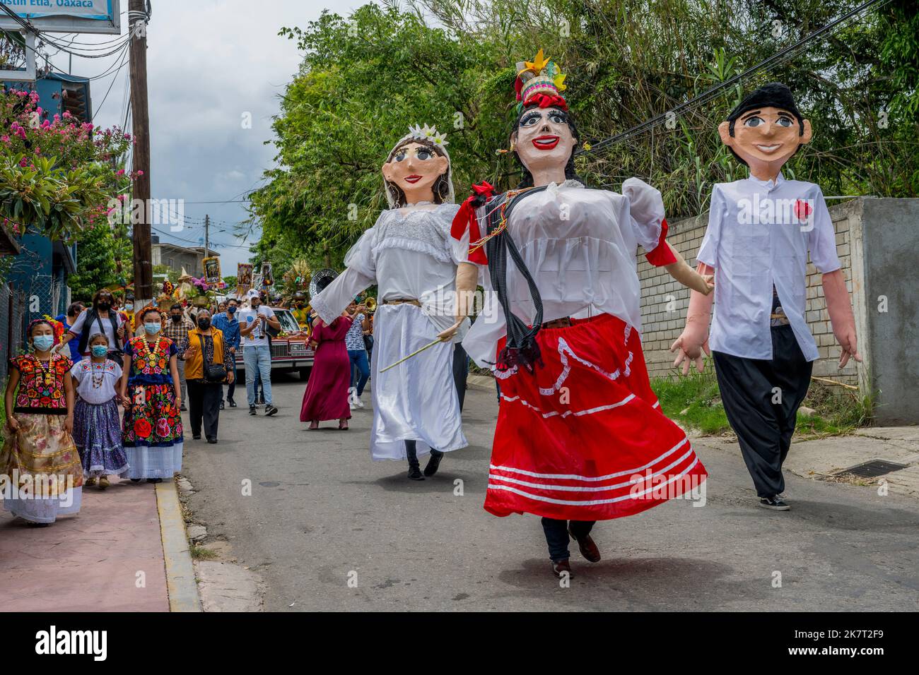 Eine Hochzeitsprozession mit Mojigangas (Riesenpuppen) in der Straße der kleinen Stadt San Agustin Etla in der Nähe von Oaxaca, Mexiko. Stockfoto