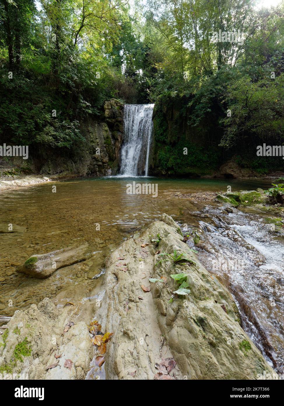 Wasserfall in der Nähe der Stadt Coccore in der Region Le Marche in Italien Stockfoto