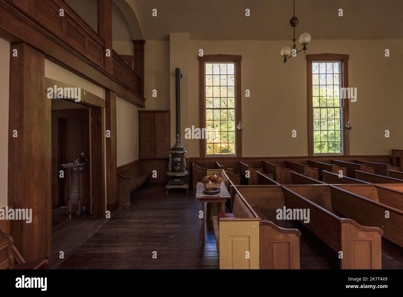 Fenster und Holzbänke in einer historischen presbyterianischen Kirche, Bentonsport, Iowa, USA Stockfoto