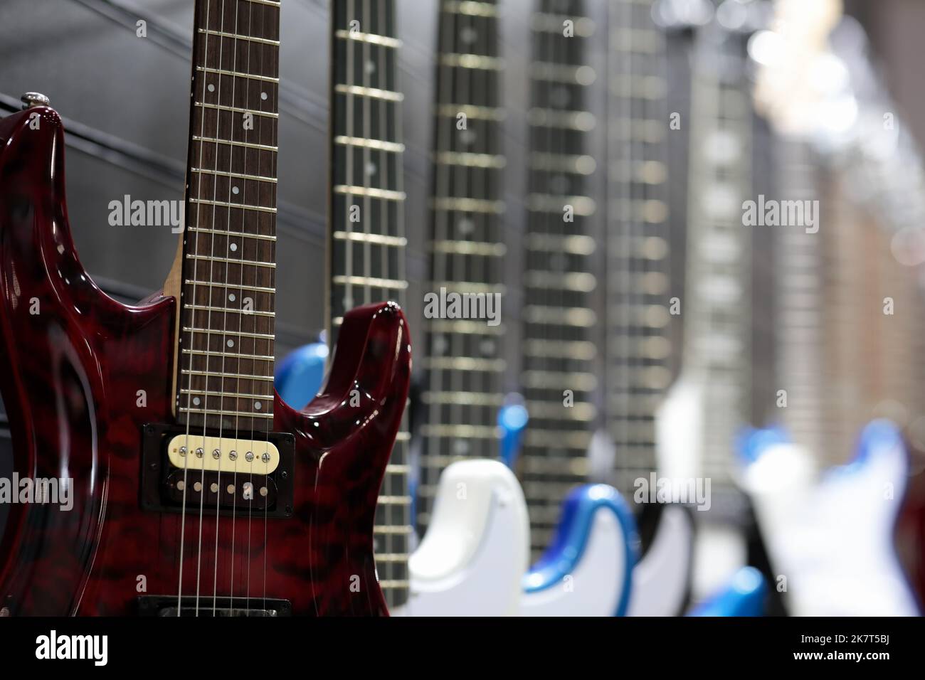 E-Gitarren an einer Wand im Musikgeschäft. Selektiver Fokus. Stockfoto