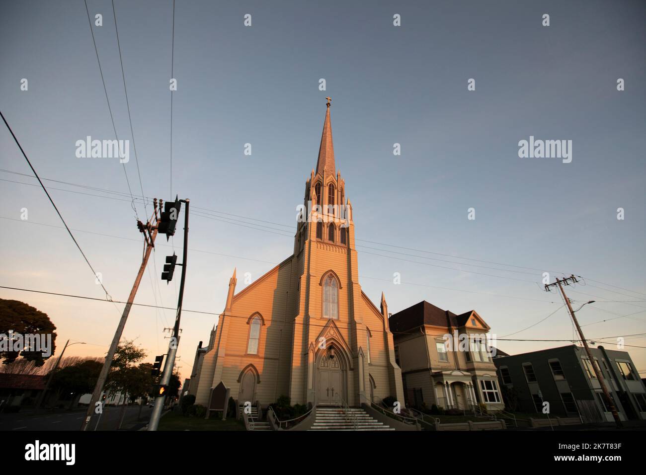 Der Sonnenuntergang vergeht an einer historischen Kirche im Herzen der Innenstadt von Eureka, Kalifornien, USA. Stockfoto