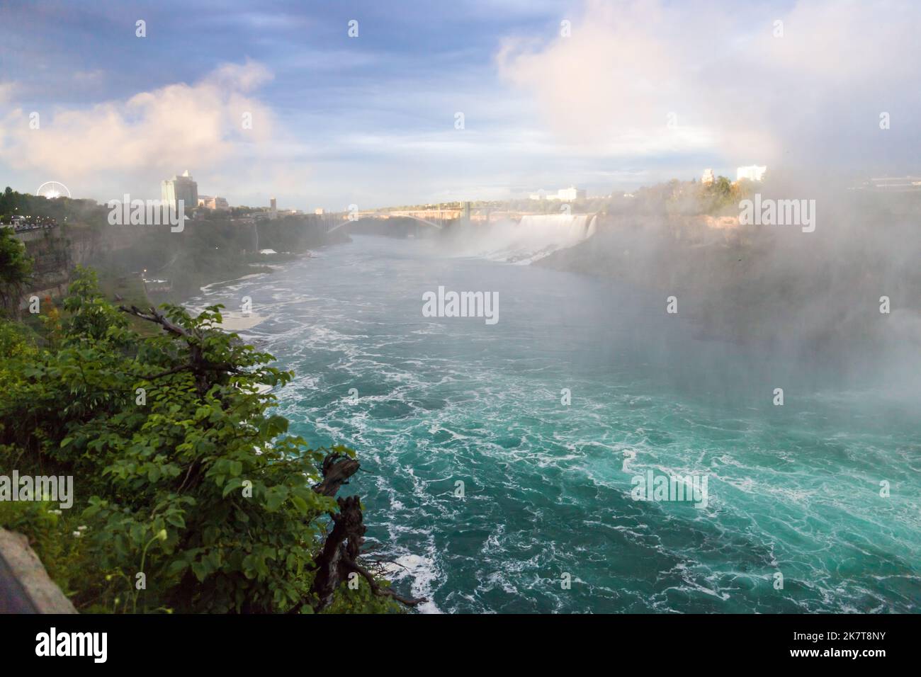 Niagara Horseshoe fällt bei Sonnenuntergang - blaues Wasser, Dunst und wolkiger Himmel. Dramatische Töne Stockfoto