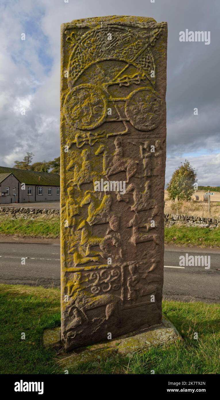 Das Straßenkreuz von Aberlemno 3 geformte Steine Ostwand im Angus Village von Aberlemno. Stockfoto