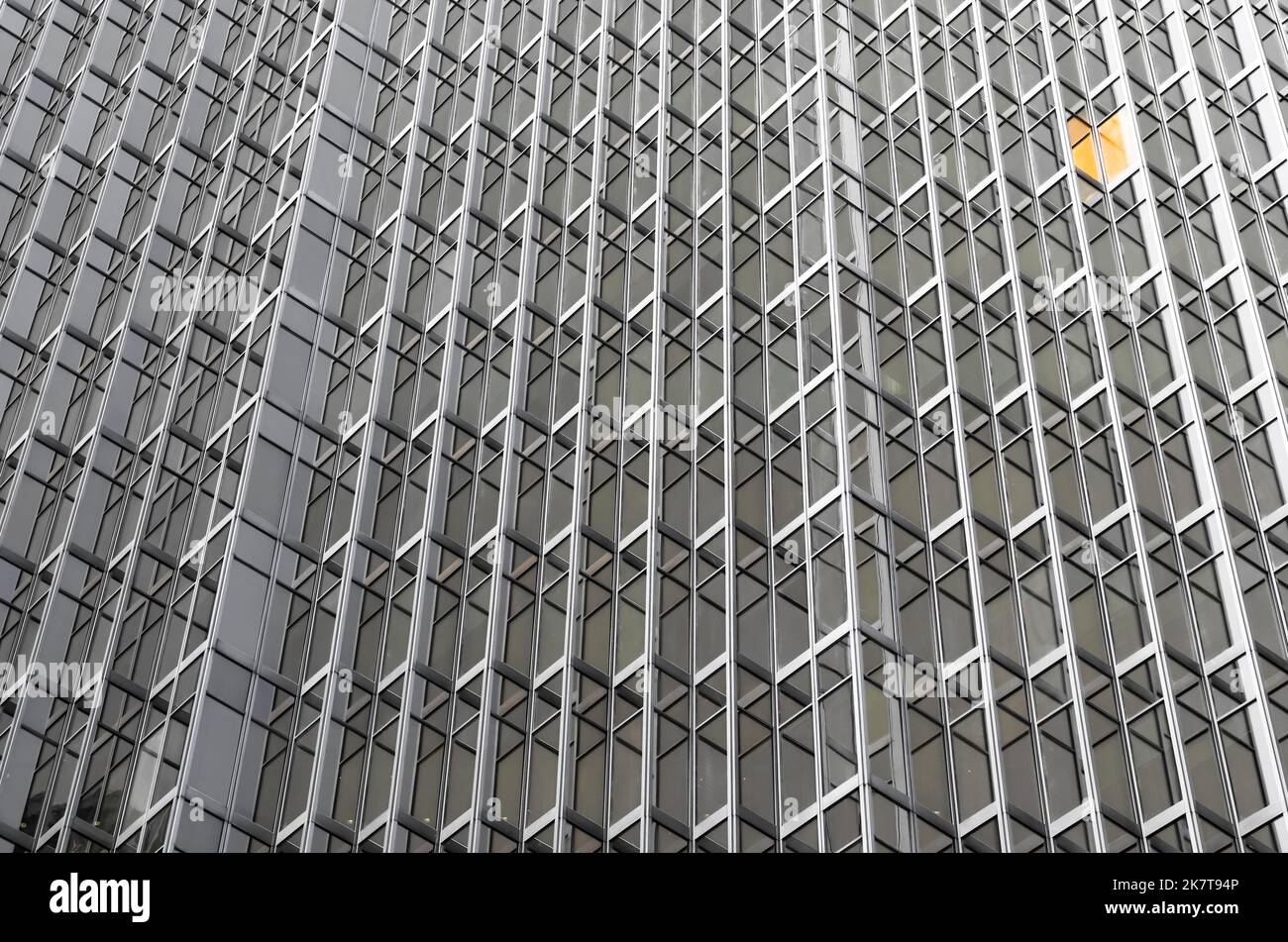 Schwarz-Weiß - entkoketes Metall- und Glasgebäude mit gelbem Fenster - Wolkenkratzer, Business Center. Ein Abschnitt farbig Stockfoto