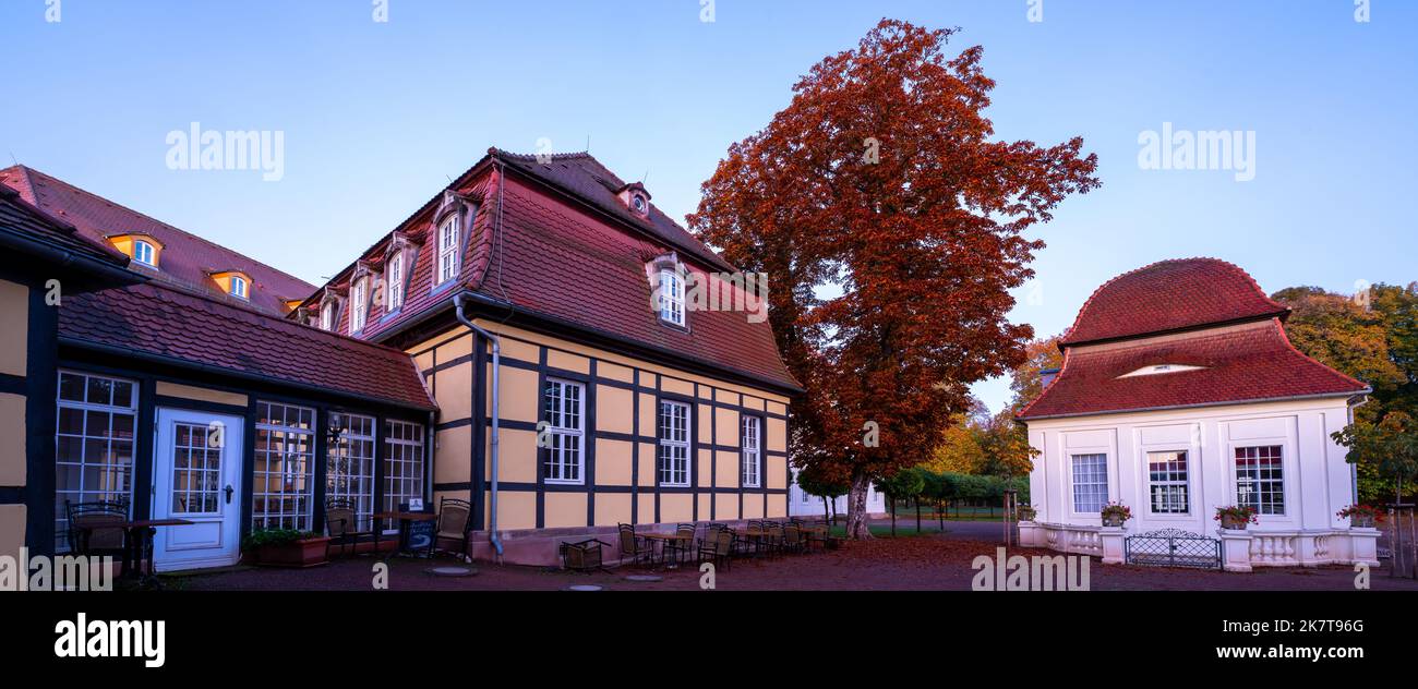 19. Oktober 2022, Sachsen-Anhalt, Bad Lauchstädt: Herbstfarben dominieren das Bild im Kurpark von Bad Lauchstädt. Foto: Hendrik Schmidt/dpa Stockfoto