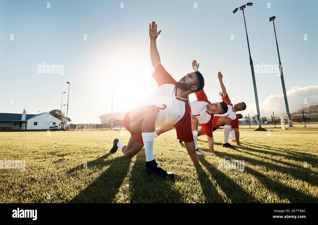 Fußball, Fußballspieler und Team Stretching für Sportspiele, Training und Training von Sportlern vor dem Spiel auf dem Freigelände. Bewegung, Fitness und Stockfoto