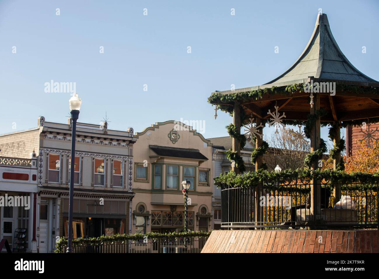 Morgensonne scheint auf die historische viktorianische Architektur der Innenstadt von Eureka, Kalifornien, USA. Stockfoto