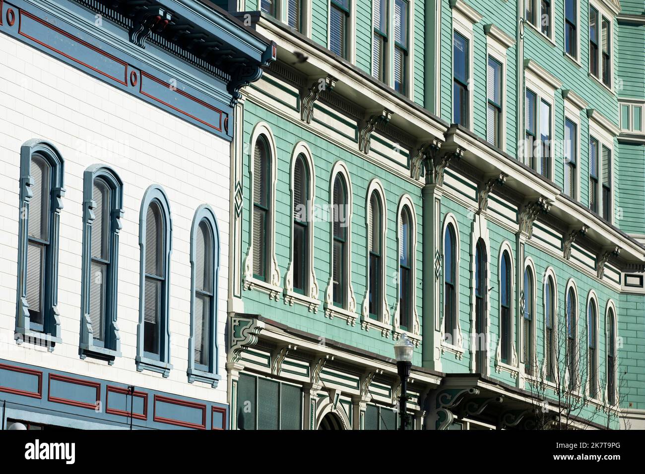 Morgensonne scheint auf die historische viktorianische Architektur der Innenstadt von Eureka, Kalifornien, USA. Stockfoto