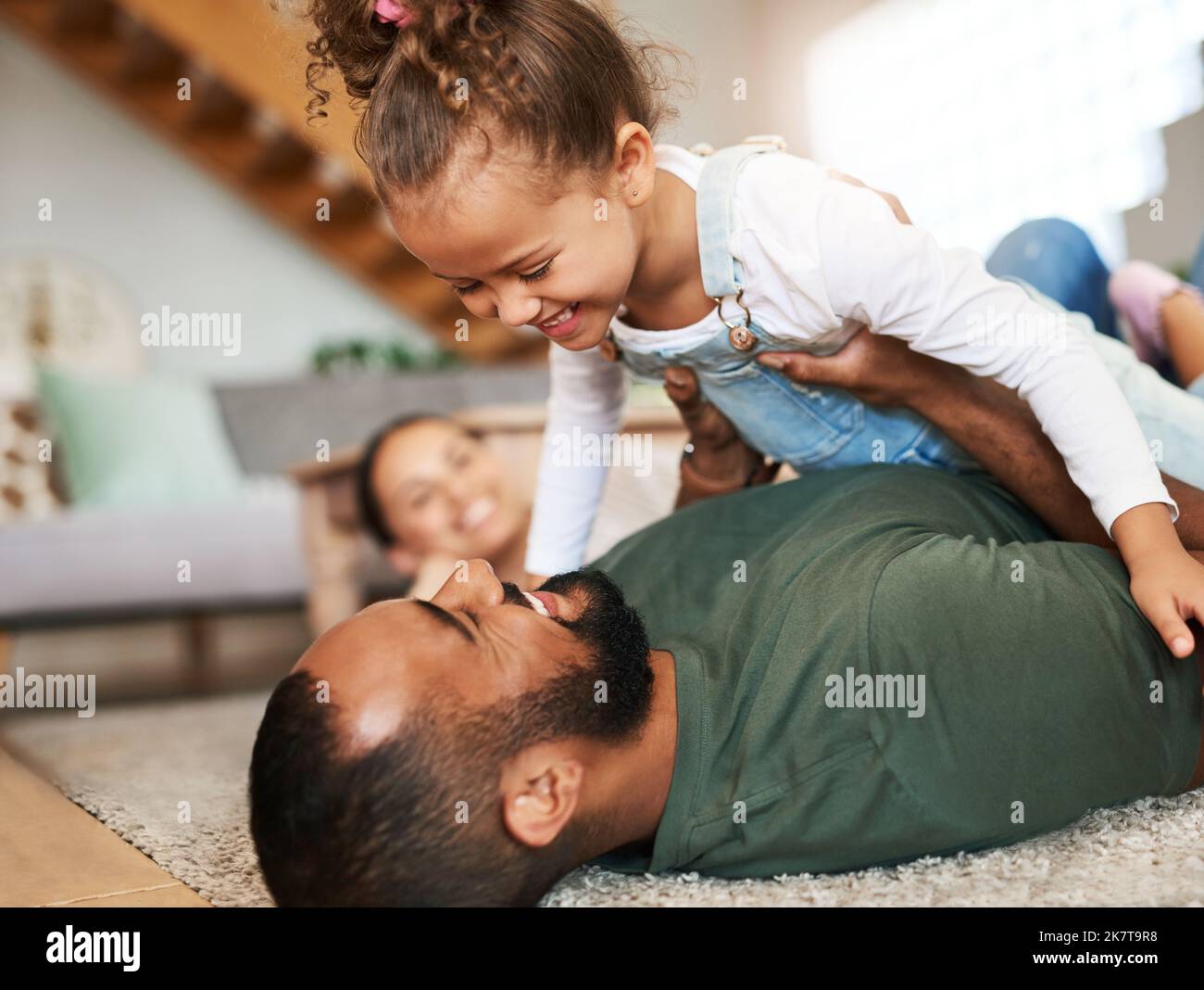 Unser Leben scheint jetzt heller mit euch hier. Eine glückliche Familie, die zu Hause Spaß hat. Stockfoto