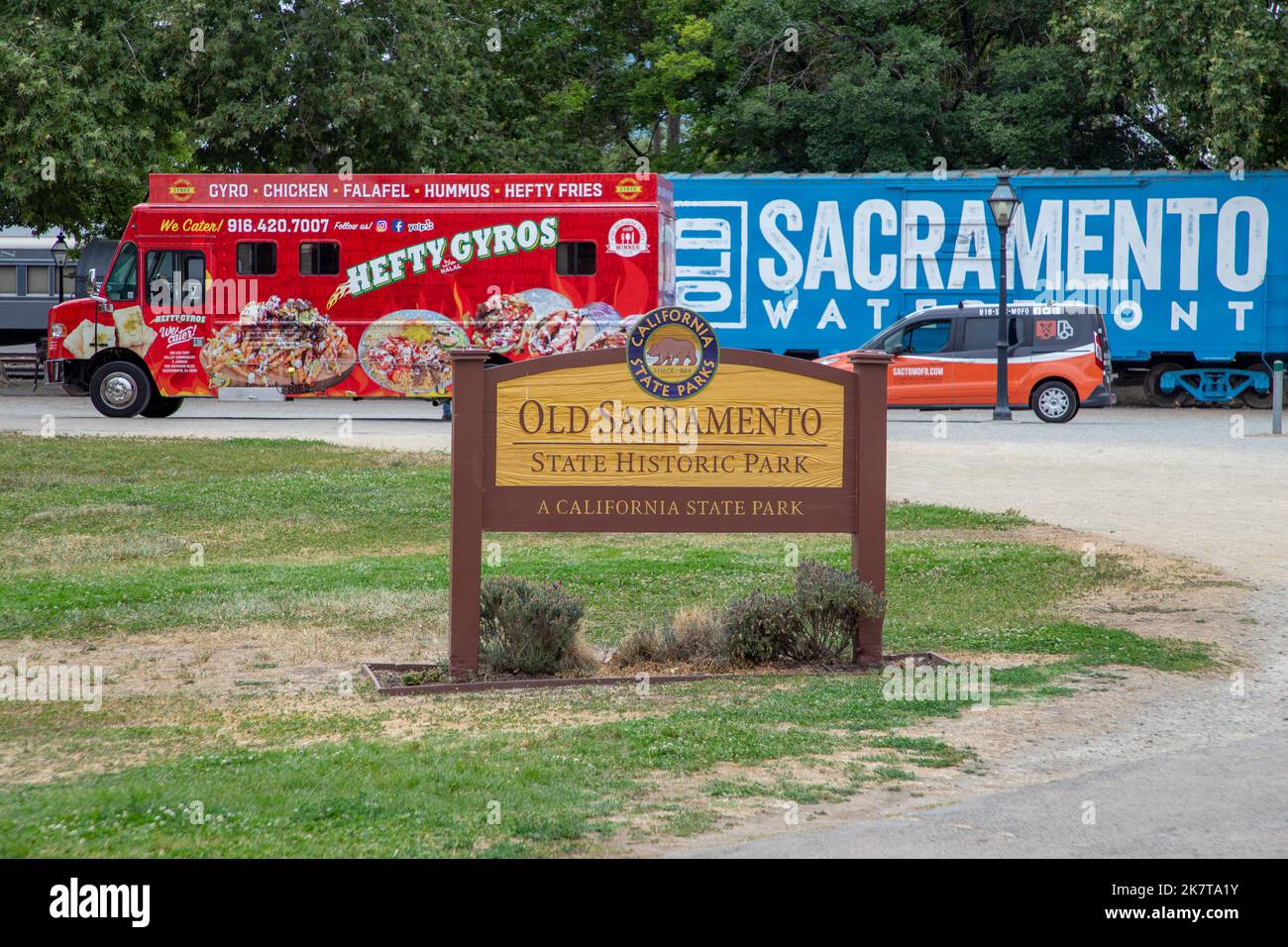 Sacramento, USA - 4. Juni 2022: unterschreiben Sie den alten historischen Park des Sacramento State in der Altstadt von Sacramento. Stockfoto