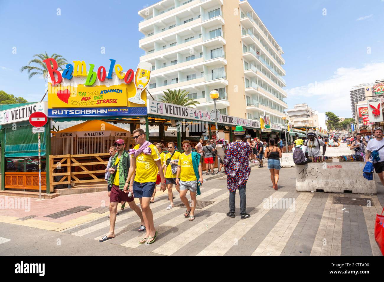 Palma de Mallorca, Spanien - 22. Juni 2022: Die Menschen feiern in der Schinkenstraße, engl: Ham Street at Ballermann - engl: Fun man in Palma. Stockfoto
